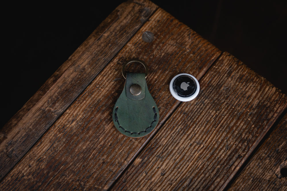 
            
                Load image into Gallery viewer, Horween Shell Cordovan Keychain Apple AirTag
            
        