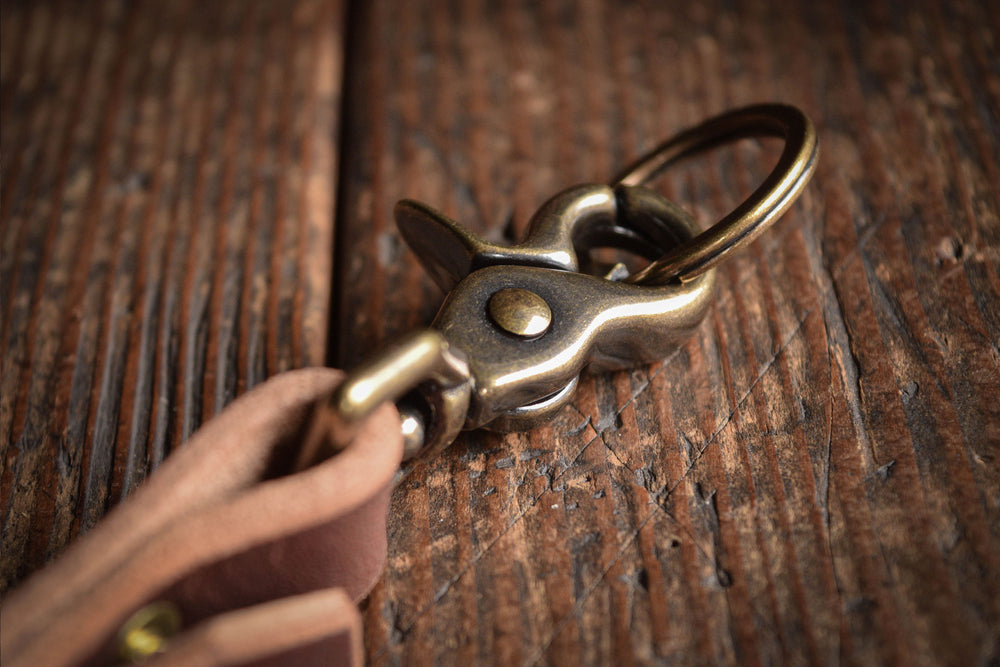 
            
                Load image into Gallery viewer, Thick leather key chain brass trigger snap keys keychain kedge durable thick rugged rustic patina handmade usa quality
            
        